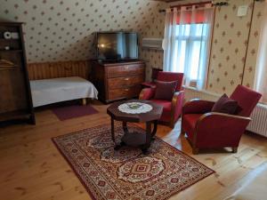 AvinurmeAvinurme Hostel的客厅配有电视和桌椅