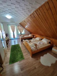 锡吉什瓦拉Casa Marian的一间设有两张床和木制天花板的大卧室