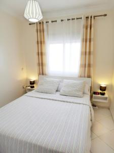 迈尔提勒Reta-Inn Martil Beach的卧室配有一张大白色床和窗户