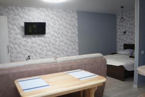 PutyvlʼПутивль Квартира студия的客厅配有沙发和1张床