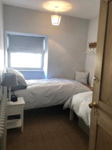 斯坦福德St Martins Apartment Stamford的一间卧室设有两张床和窗户。