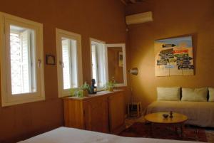 扎古拉撒哈拉扎戈拉马别墅酒店的卧室配有床、桌子和窗户。
