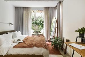 特拉维夫索尔酒店的一间卧室设有一张床和一个大窗户