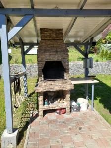 锡吉什瓦拉Casa Marian的屋顶下的石头壁炉,配有野餐桌