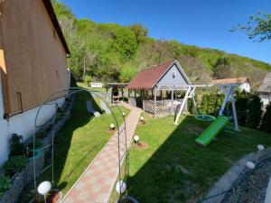 锡吉什瓦拉Casa Marian的后院的空中景致,设有游乐场