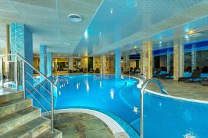 韦林格勒Villa Dea & Villa Ina - Villas & SPA Park in Velingrad的一座带楼梯的大型游泳池