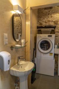 基萨莫斯Agalide的一间带水槽和洗衣机的浴室