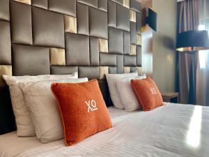 阿姆斯特丹XO酒店公园西店的一间卧室配有一张大床和两个枕头