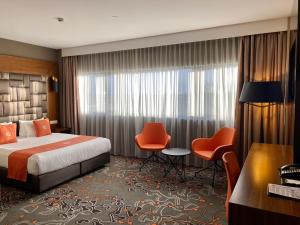 阿姆斯特丹XO酒店公园西店的酒店客房,配有一张床、一张桌子和椅子