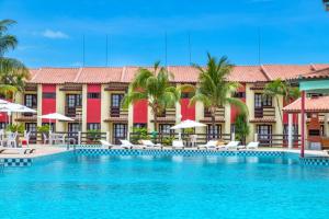 塞古罗港Casa Duplex 3 Suítes em Condomínio的从游泳池欣赏到度假村的景色