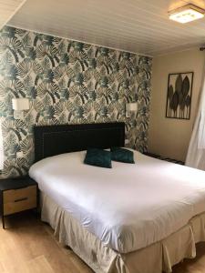 卡斯特拉讷黎凡特酒店 的卧室配有一张白色大床和墙壁