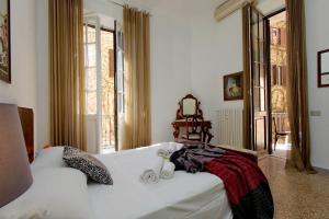罗马4BNB - Tiberina Spacious Apartment的卧室配有白色沙发和窗户。