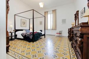 罗马4BNB - Tiberina Spacious Apartment的一间卧室设有一张大床,铺有黄色地板。