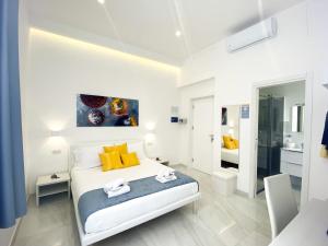 圣安吉洛Villa Gabriella - Rooms & Breakfast的一间白色卧室,配有床和一间浴室