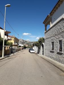 阿尔扎凯纳Casa Mene'的一座石头建筑的城镇里一条空的街道