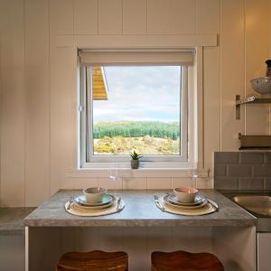 RingfordThe Pond Lodges Barstobrick的厨房配有带2个碗的桌子和窗户