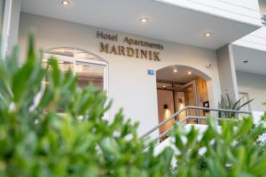 罗希姆诺Mardinik Hotel Apartments的医院入口,上面标有读酒店公寓的标志