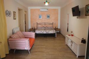 卡梅罗塔码头Tarohouse Marina di Camerota的客厅配有沙发和1张床