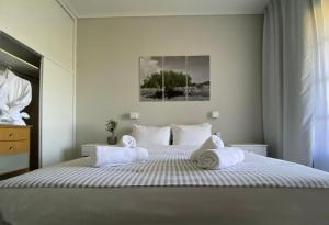 瓦西里科斯克莱莉亚别墅酒店的一间卧室配有一张大床和毛巾