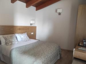 希奥Casa Rústica O Facho的一间卧室设有一张大床和一个木制床头板