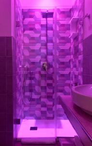 巴勒莫B&B Angolo83 Palermo centro的带淋浴的浴室(带紫色照明)