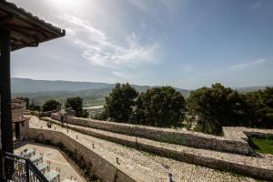 培拉特Berati Castle Hotel的从石墙顶部欣赏美景