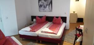 格拉茨Apartmenthaus beim LKH Graz的一间卧室配有一张带红色枕头的床