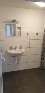 格拉茨Apartmenthaus beim LKH Graz的一间带水槽和镜子的浴室