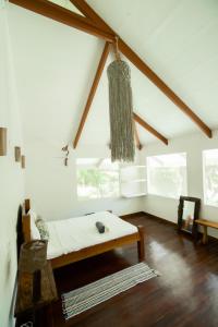 San PedrilloThe Jaguars Jungle Rainforest Lodge - All meals included的一间卧室配有一张床,天花板配有吊灯