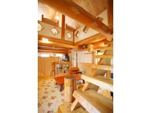 南小国町Log house for 12 people - Vacation STAY 35071v的房屋内带木楼梯的房间