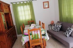SabinosaCasita Abuela Rosa的客厅配有桌子和沙发