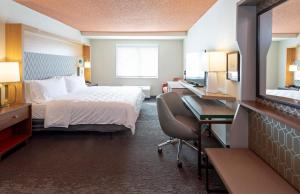 马凯特马凯特假日酒店的配有一张床和一张书桌的酒店客房