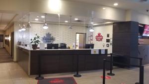 温尼伯加拿德健康科学中心酒店的一间位于房间中间的带柜台的餐厅