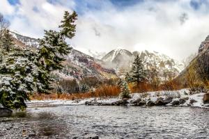 特柳赖德Mountain Lodge的山中积雪的河流