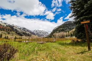 特柳赖德Mountain Lodge的山 ⁇ 湖旁的标志