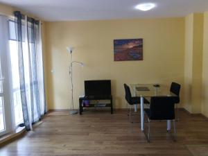 布尔加斯Tvardica Apartment的客厅配有桌椅和台灯