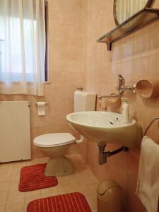 拉茨斯切Katja Beach Apartment的浴室配有白色水槽和卫生间。