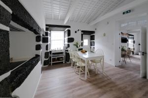 圣克鲁斯达格拉西奥萨Boa Nova Hostel的一间配备有白色桌椅的用餐室