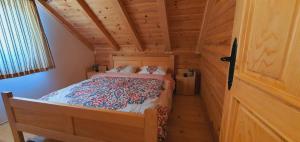 扎布利亚克Vacation Home Andjelic的小木屋内的卧室,配有一张床