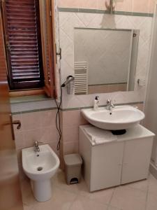 卡夏La Bomboniera Cascia的一间带水槽和卫生间的浴室