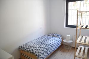 桑坦德VACARE - Apartamento 3 habitaciones, Capricho en el centro de Santander!的一间小卧室,配有床和窗户