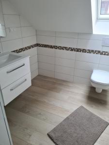 戈斯拉尔Ferienwohnung Ohanna Goslar的白色的浴室设有卫生间和水槽。