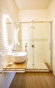 加埃塔Volver B&B的一间带玻璃淋浴和水槽的浴室