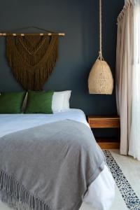 奥尔沃克斯岛Sanyama Holbox的一间卧室设有一张床和蓝色的墙壁
