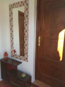 圣克鲁斯-德特内里费Casa Relajación的一间设有木门和镜子的客房