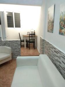 圣克鲁斯-德特内里费Casa Relajación的客厅配有白色的沙发和桌子