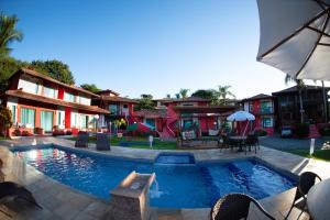 布希奥斯瓜迪奥斯宾馆的房屋旁的游泳池配有椅子和遮阳伞