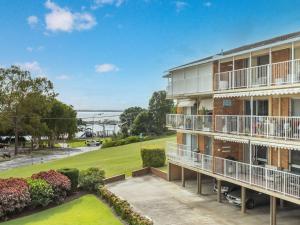 尼尔森湾Teramby Court, 10,104 Magnus Street - Unit in Nelson Bay CBD, with water views, air con and wi-fi的公寓大楼享有街道景致