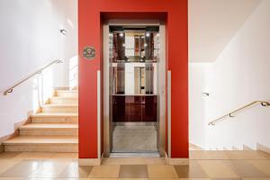 慕尼黑施塔胡斯酒店的大楼内的电梯,大楼有红色的墙壁和楼梯