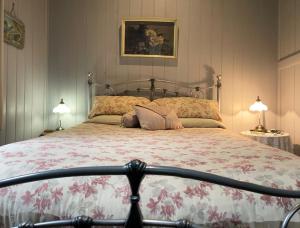 格拉夫顿贝尔沃住宿加早餐旅馆的一间卧室配有一张带鲜花的大床